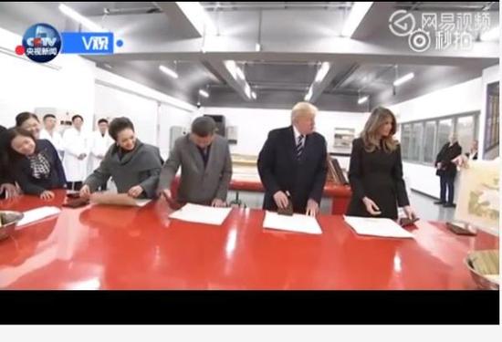 習(xí)近平和夫人彭麗媛邀請?zhí)乩势辗驄D體驗書畫裝裱工序的關(guān)鍵環(huán)節(jié)——托畫心。