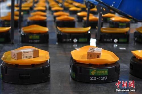 智能迎戰(zhàn)“雙11” 智能分揀機(jī)器人“小黃人”正式上崗。圖/韓蘇原