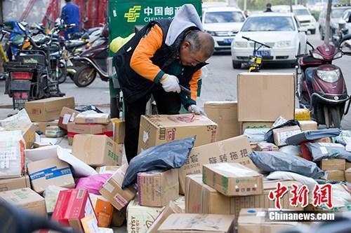 資料圖：11月2日，山西太原，物流工作人員正在分揀快遞。<a target='_blank' href='http://www.chinanews.com/'>中新社</a>記者 張云 攝