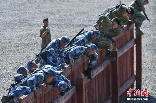 資料圖為中俄雙方海軍陸戰(zhàn)隊員翻越圍墻障礙。<a target='_blank' href='http://www.chinanews.com/'>中新社</a>記者 任東 攝