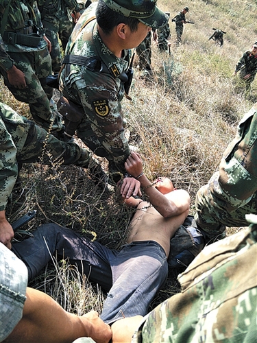 今年5月10日上午9時(shí)10分，越獄8天后的張林蒼在昆明市嵩明縣小藥靈山被抓。圖/警方供圖