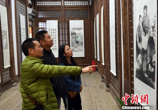 此次展覽展出的四十五幅書畫精品是從社會(huì)各界書畫名家創(chuàng)作中選出的部分精品，同時(shí)精選了國(guó)內(nèi)書畫名家贈(zèng)與冰心的部分書畫作品。　劉可耕 攝