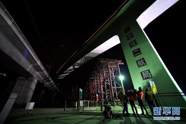 鄭萬高鐵萬噸T構橋橫跨京廣高鐵轉體成功2