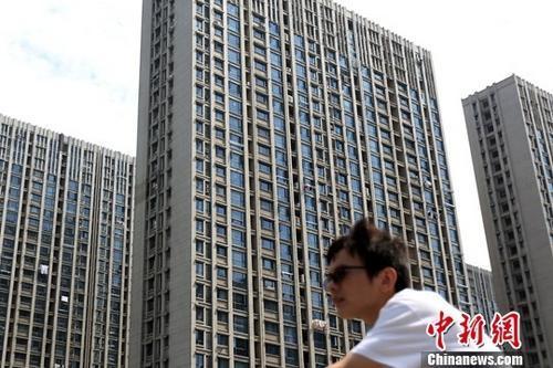 資料圖：市民從南京一處樓盤前經(jīng)過。<a target='_blank' href='http://www.chinanews.com/'>中新社</a>記者 泱波 攝