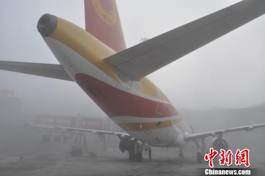圖為準備起飛的航班。　呂俊明 攝