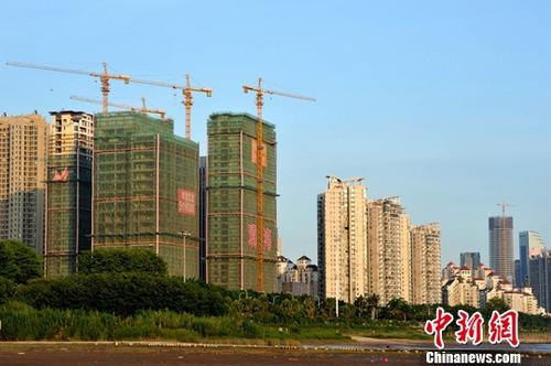 9月18日，中國國家統(tǒng)計局發(fā)布了2017年8月份70個大中城市住宅銷售價格統(tǒng)計數(shù)據(jù)。數(shù)據(jù)顯示，70個大中城市中，一線城市房價環(huán)比繼續(xù)下降，二三線城市漲幅有所回落。圖為福州正在建設(shè)中的房地產(chǎn)樓盤。（資料圖片）<a target='_blank' href='http://www.chinanews.com/'>中新社</a>記者 張斌 攝