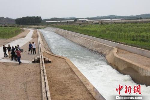 資料圖：大連應(yīng)急供水工程出水口?！∩虻畛?攝