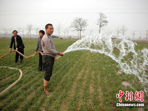 資料圖：農(nóng)民春節(jié)期間在田間澆麥抗旱。
