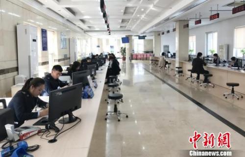 資料圖：國地稅聯(lián)合辦稅服務(wù)廳?！∠臅粤?攝