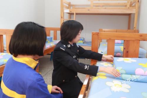 北碚強(qiáng)制隔離戒毒所二大隊干警在教剛來的戒毒人員疊被子。記者 祝可攝
