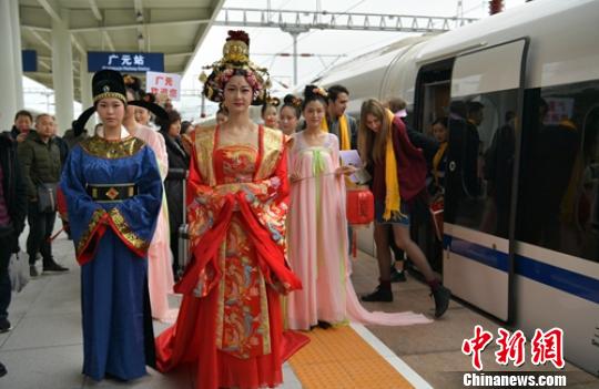 廣元火車站玩穿越的“古人”迎客忙?！⒅铱?攝