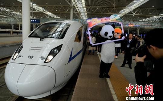 成都火車東站“熊貓”趕場西成高鐵首發(fā)?！⒅铱?攝
