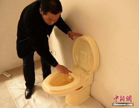 資料圖：重慶巴南區(qū)滕飛父子研發(fā)出用3D技術(shù)打印的折疊式掛墻馬桶，獲得國家外觀和實用新型兩項專利。 <a target='_blank' href='http://www.chinanews.com/'>中新社</a>記者 周毅 攝