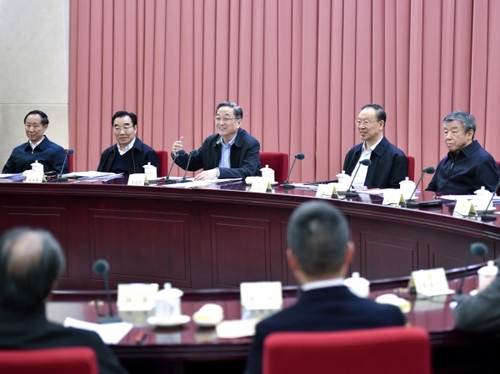 12月7日，全國政協(xié)在北京召開第76次雙周協(xié)商座談會，圍繞“少數(shù)民族戲劇的傳承與發(fā)展”建言獻策。全國政協(xié)主席俞正聲主持會議并講話。新華社記者 燕雁 攝