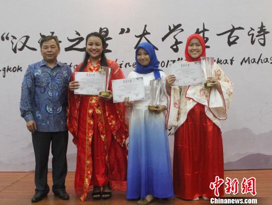 圖為阿拉扎大學(xué)孔子學(xué)院中方院長肖祥忠(左一)為獲獎選手頒獎?！×钟纻?攝