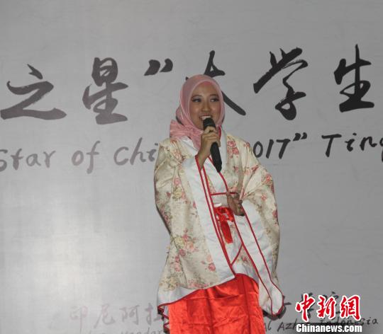 圖為選手在朗誦中國古詩詞?！×钟纻?攝