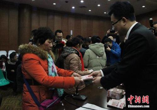資料圖：西安市中級人民法院向農民工代表發(fā)放執(zhí)行案款。張一辰 攝