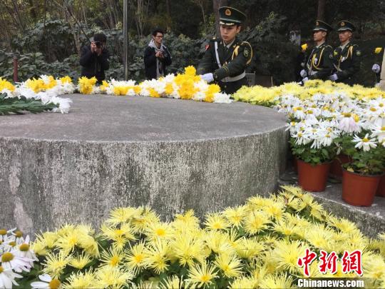 南京北極閣大屠殺叢葬地悼念現(xiàn)場?！≈鞎苑f 攝