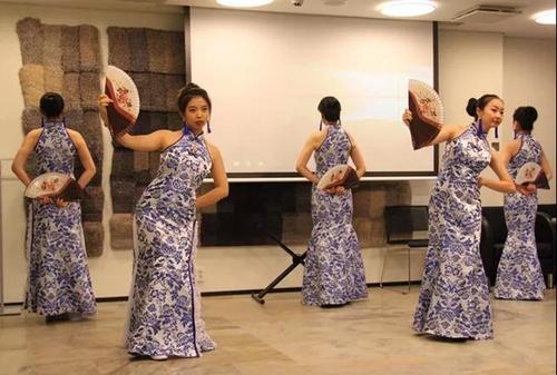 中國僑網(wǎng)中國民族舞蹈表演。