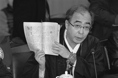 中國(guó)僑網(wǎng)日本友人大東仁展示捐贈(zèng)物品。實(shí)習(xí)生 陳儼 新華報(bào)業(yè)視覺(jué)中心記者 萬(wàn)程鵬 攝