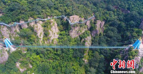 國內(nèi)首座高空特效玻璃橋“飛龍?jiān)谔臁焙脚膱D?！垕I子 攝