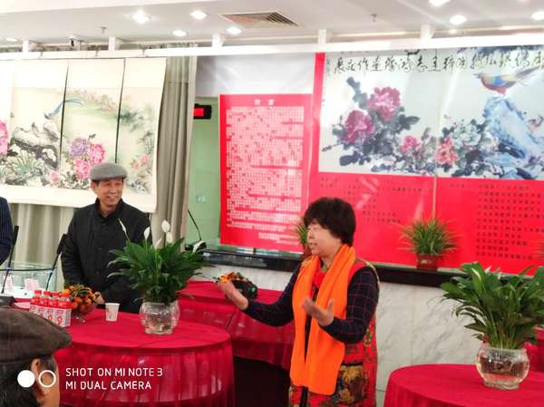 一、展出現(xiàn)場，王志鴻女士向冒著寒風(fēng)遠(yuǎn)道而來的專家和朋友們深情表示：“所有來賓都是我的良師益友。今天群賢畢至，歡迎大家暢所欲言。” 梓涵 攝影