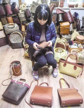 浙江省安吉縣鄣吳鎮(zhèn)依托青山、綠水、竹林，發(fā)展“綠色經(jīng)濟(jì)”。11月30日，鄣吳安吉心然竹木工藝品工作室負(fù)責(zé)人王蓉在查看手工竹編包。 新華社記者 徐 昱攝
