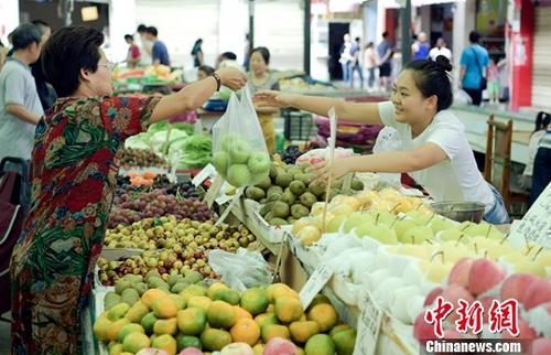 資料圖：民眾正在購(gòu)買(mǎi)水果。<a target='_blank' href='http://www.chinanews.com/'>中新社</a>記者 劉忠俊 攝
