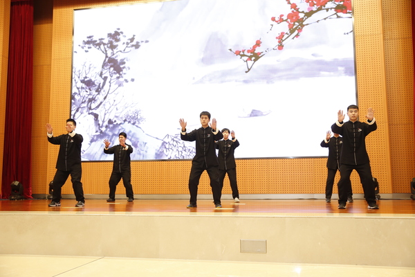 陳家溝陳飛鴻太極拳館北京分館館長陳飛鴻所帶領(lǐng)的教練團隊給大家表演正宗陳家溝陳氏太極拳傳統(tǒng)套路及器械