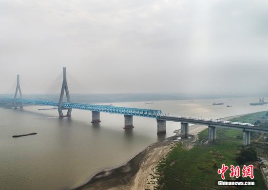 資料圖：航拍寧安高鐵列車馳騁安慶長江大橋的景象。 <a target='_blank' href='http://www.chinanews.com/' >中新網(wǎng)</a>記者 翟璐 攝