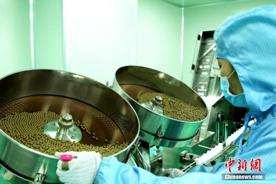資料圖 藥品生產(chǎn)。<a target='_blank' href='http://www.chinanews.com/'>中新社</a>記者 張?zhí)砀?攝