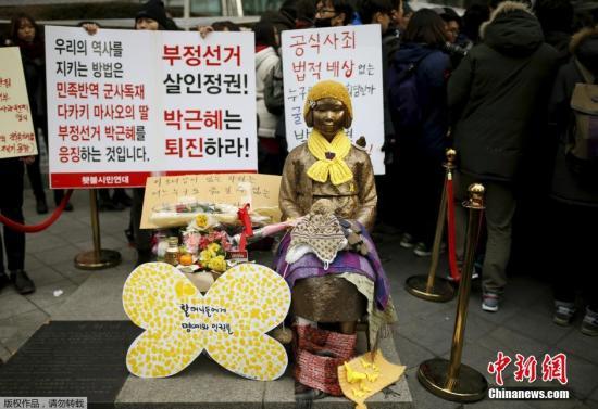 韓國民眾將一座慰安婦少女銅像，放在日本大使館前。