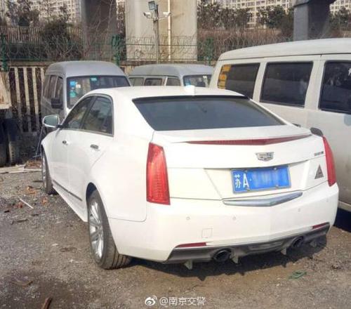 圖為“飆車”的車輛被暫扣。官微截圖