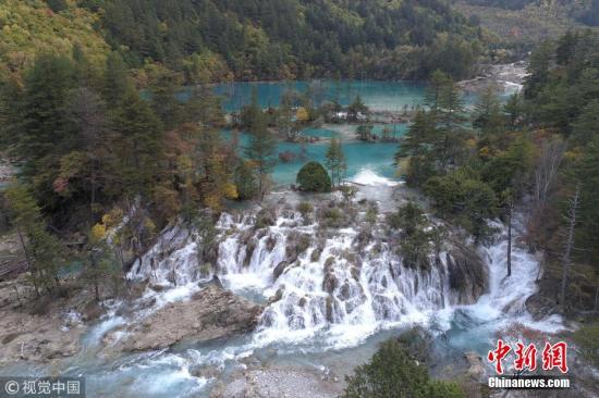 圖為震后新景觀--雙龍海瀑布。 圖片來(lái)源：視覺(jué)中國(guó)