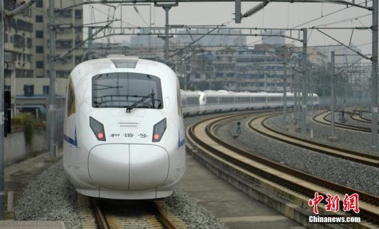 西安至成都首發(fā)列車駛離綿陽火車站，開往成都。劉忠俊 攝