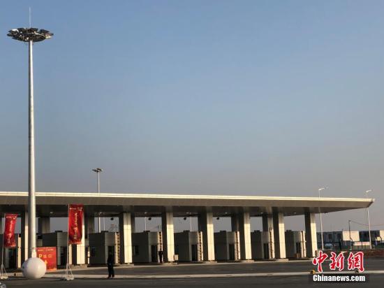 12月18日，港珠澳大橋澳門口岸收尾工程仍在完善中。港珠澳大橋澳門口岸管理區(qū)項(xiàng)目作為港珠澳大橋重要的組成部分，不僅是港珠澳大橋三地建筑面積最大的口岸，而且開工最晚，但是該工程創(chuàng)造了僅用內(nèi)地同等規(guī)模工程三分之一的時(shí)間，就具備與珠海、香港口岸同步通關(guān)條件的奇跡。 <a target='_blank' href='http://www.chinanews.com/'>中新社</a>記者 鄧媛雯 攝