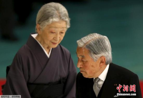 8月15日，日本迎來戰(zhàn)敗70周年紀念日即“二戰(zhàn)”宣布無條件投降70周年。當?shù)貢r間中午12時，由日本政府主辦的“全國戰(zhàn)歿者追悼儀式”在東京都千代田區(qū)的日本武道館舉行。日本天皇皇后和首相安倍晉三等政府人員，以及5525名遺族參加此次追悼儀式，為在戰(zhàn)爭中喪生的約310萬人祈福，并再次起誓和平。