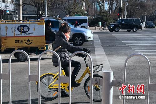 資料圖：越來越多的用戶騎車自帶手套。<a target='_blank' href='http://www.chinanews.com/' >中新網(wǎng)</a> 吳濤 攝