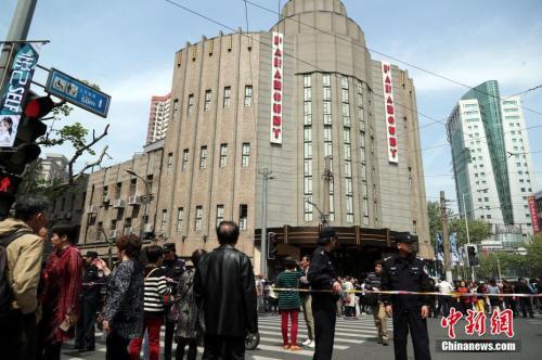 資料圖：今年4月，上海百樂(lè)門(mén)對(duì)外限時(shí)免費(fèi)參觀，此舉引來(lái)眾多民眾排隊(duì)爭(zhēng)睹“遠(yuǎn)東第一樂(lè)府”的風(fēng)采。 中新社記者 湯彥俊 攝