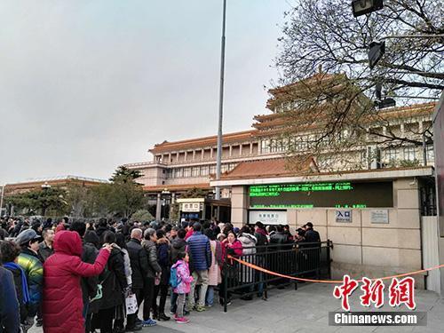 今年11月，中國(guó)美術(shù)館門前大排長(zhǎng)龍的景象。中新網(wǎng)記者 宋宇晟 攝