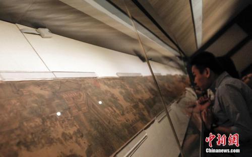 資料圖：2015年，北宋張擇端《清明上河圖》全卷鋪開陳列展出。正是這次展覽引發(fā)了“故宮跑”。中新社發(fā) 張浩 攝