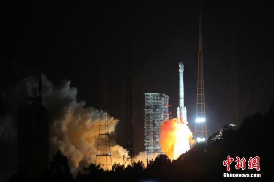 11月5日，中國在西昌衛(wèi)星發(fā)射中心用長征三號乙運載火箭，以“一箭雙星”方式成功發(fā)射第24顆、第25顆北斗導航衛(wèi)星，開啟北斗衛(wèi)星導航系統(tǒng)全球組網(wǎng)新時代。
中新社發(fā) 王玉磊 攝