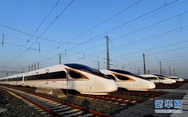 這是12月27日拍攝的?？吭谔旖騽?dòng)車客車段動(dòng)車運(yùn)用所的“復(fù)興號(hào)”列車。從鐵路部門了解到，全國(guó)鐵路將于12月28日起實(shí)施新的列車運(yùn)行圖。