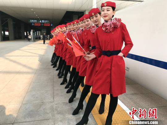 圖為D1602次列車的乘務(wù)員?！∩骋婟?攝
