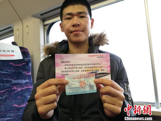 圖為，從濟(jì)南西登車去往石家莊的旅客。　沙見龍 攝