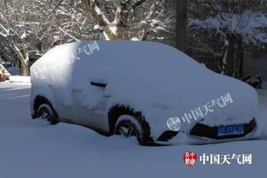昨天上午，烏魯木齊積雪達(dá)36厘米，汽車輪胎被淹沒(méi)一半。（圖/葉春雷）