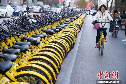 11月23日，山西太原，民眾正在使用共享單車(chē)。近期，中國(guó)多家共享單車(chē)企業(yè)相繼倒閉，大量用戶(hù)押金難以退回。當(dāng)日，中國(guó)交通運(yùn)輸部新聞發(fā)言人吳春耕在北京召開(kāi)的例行新聞發(fā)布會(huì)上表示，交通運(yùn)輸部高度重視，密切關(guān)注跟蹤有關(guān)情況，聯(lián)合地方運(yùn)輸部門(mén)以及地方政府，提前采取措施，防止出現(xiàn)相關(guān)風(fēng)險(xiǎn)。<a target='_blank' href='http://www.chinanews.com/'>中新社</a>記者 張?jiān)?攝
