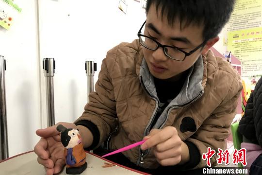 游客學(xué)塑兵馬俑。　陜西省文物局 攝