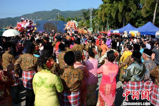 中國僑網(wǎng)12月30日，第五屆東南亞風(fēng)味美食展銷活動(dòng)在常山東南亞風(fēng)情美食一條街舉辦?！埥鸫āz