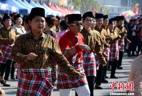 踩街隊(duì)伍在美食街上穿行表演，整個(gè)活動(dòng)現(xiàn)場成為歌舞的海洋?！埥鸫āz